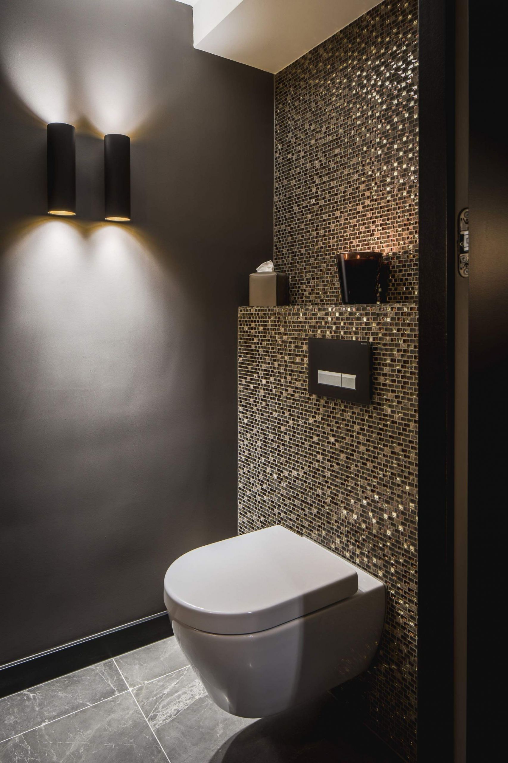 idee gaste wc mosaik glimmer dunkle wande schimmer glas gold toilette mit waschbecken toilette mit waschbecken