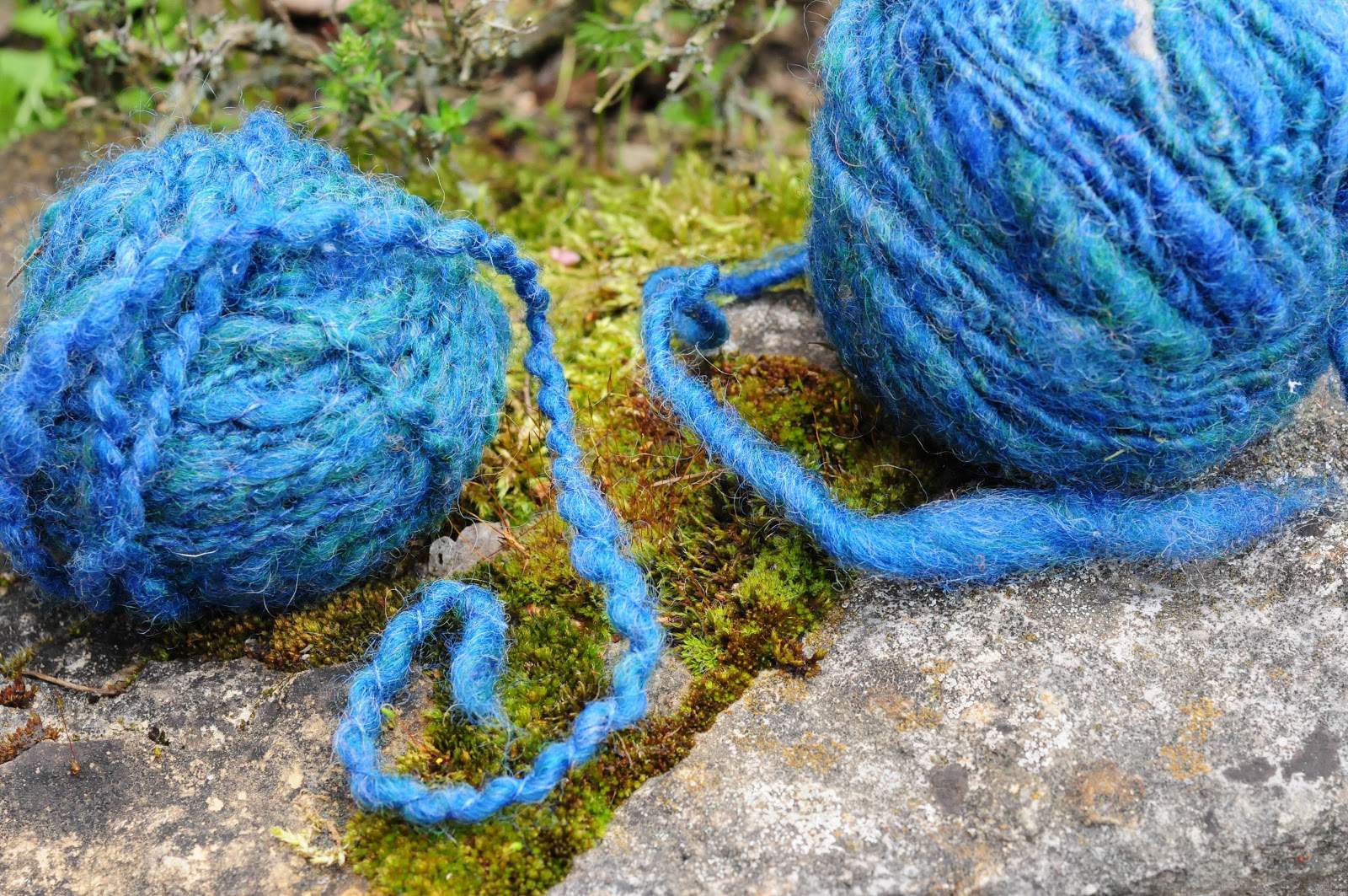 Schmuck Blaue Wolle auf Stein