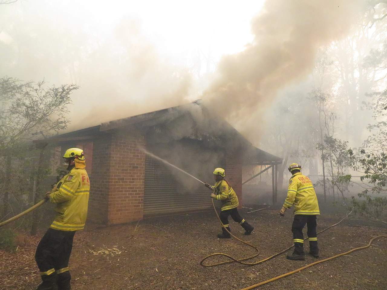 1280px Bushfire destroys house