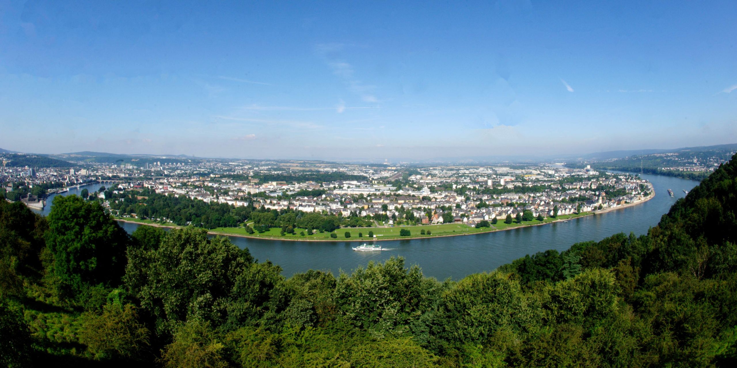 Panorama über Koblenz mit den Stadtteilen Kesselheim Lützel und Neuendorf Rechts der Rhein und links Mosel