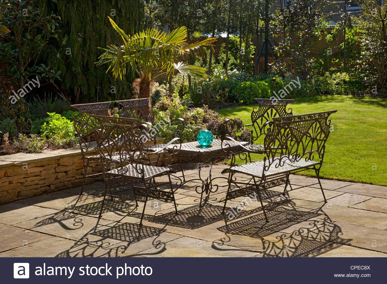 franzosische mobel aus metall tisch und stuhle auf steinernen terrasse im sommergarten cpec8x