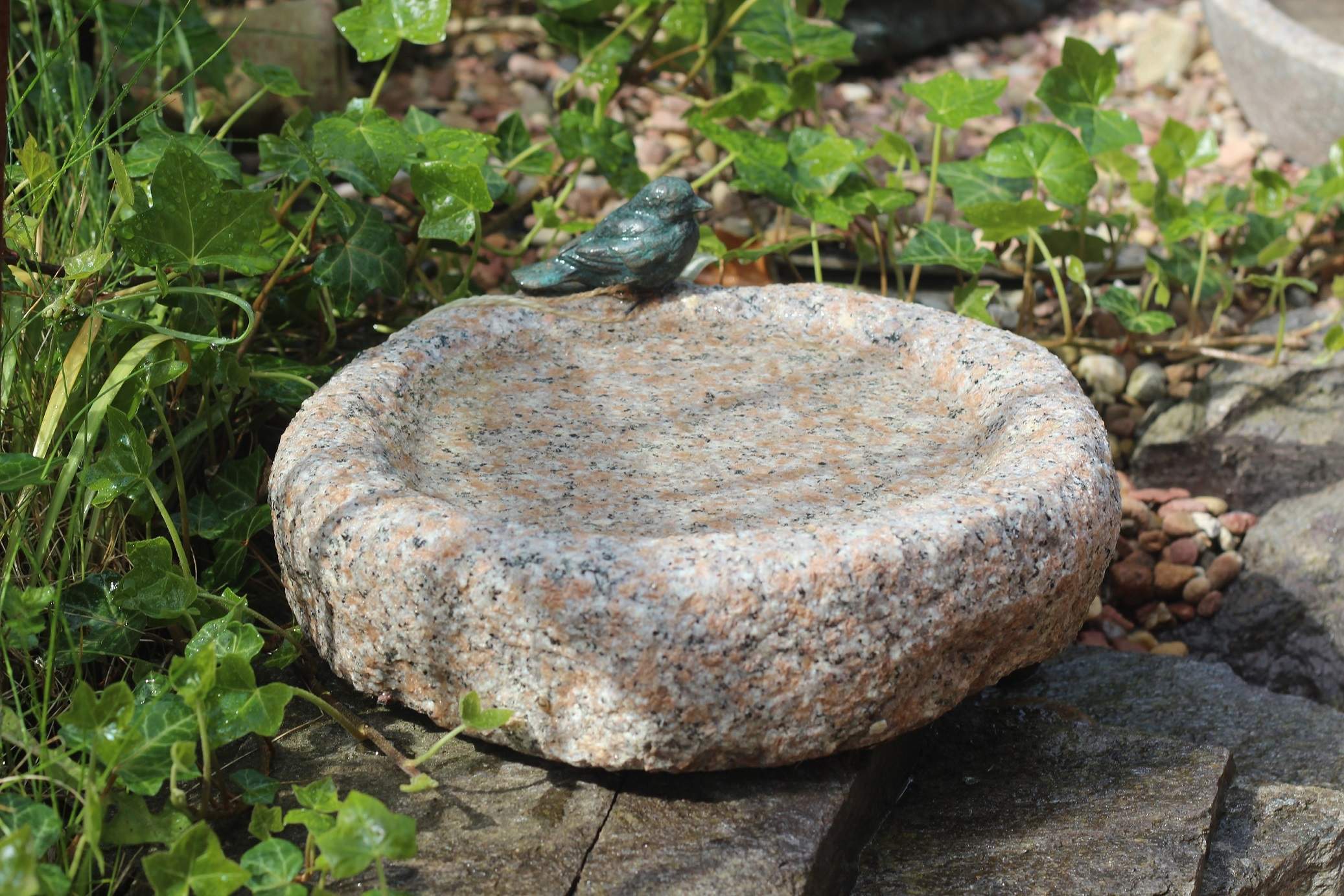 vogeltraenke granit naturform vogel vogelbad garten