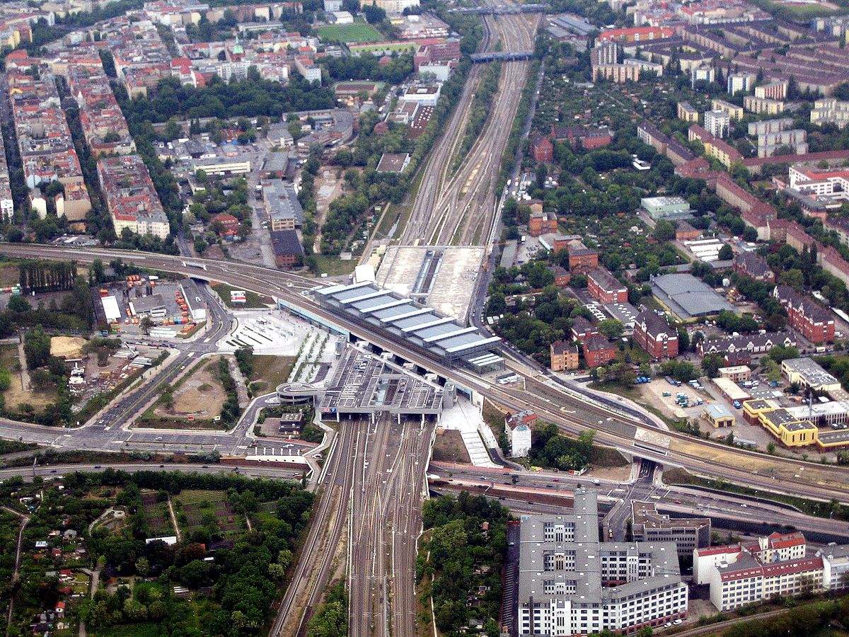1200px Bahnhof Berlin Südkreuz denis apel JPG